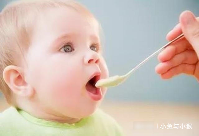 育儿专家说：这3个信号说明宝宝积食了，可不是他脾气大爱哭闹