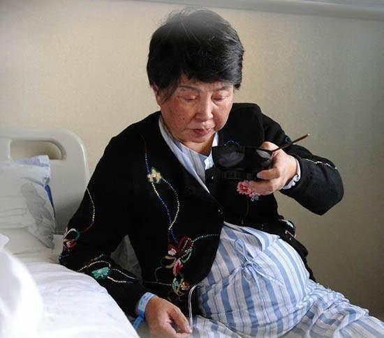 60岁奶奶生下双胞胎，用经历告诉我们，高龄产子是幸福还是心酸