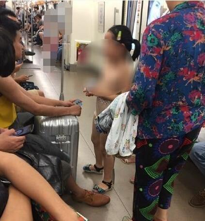 三伏天女孩嫌热，奶奶让孩子光着上身“避暑”？这样做危害大
