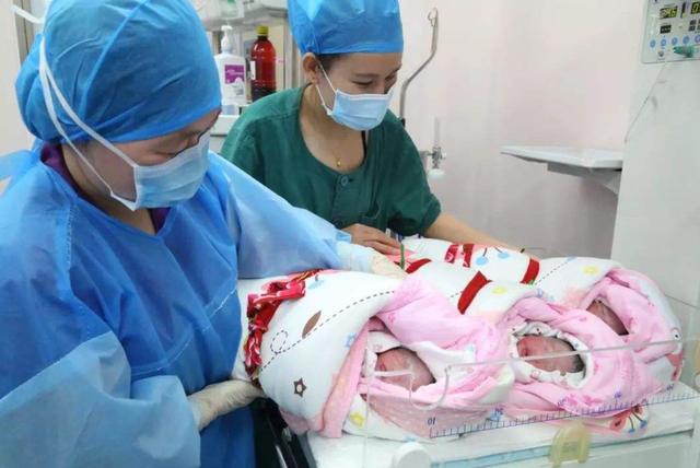孕妈顺利产下三胞胎，丈夫却面无喜色，因为医生说了这句话
