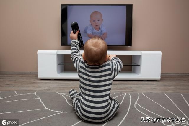 孩子看电视的时候很安静，终于有空做点家务了，你是不是也这样？