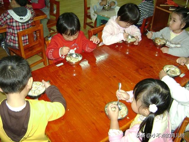 在家挑食的儿子，在幼儿园吃饭却很香，看到照片后妈妈难以相信