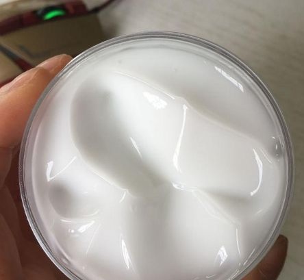 中国又一小“药膏”一夜走红, 睡前搽一搽, 跟眼纹说拜拜