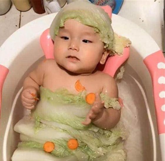 爸爸正给宝宝洗澡，妈妈推门一看，笑岔气了，网友：这爸爸太有才