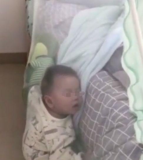 宝妈半夜睡醒上厕所, 却发现宝宝不见了, 大怒一脚踹向宝爸