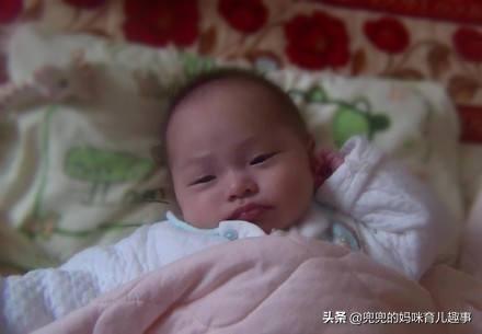 新生儿为什么喜欢抓耳朵？除了痒，这样原因父母一定要重视