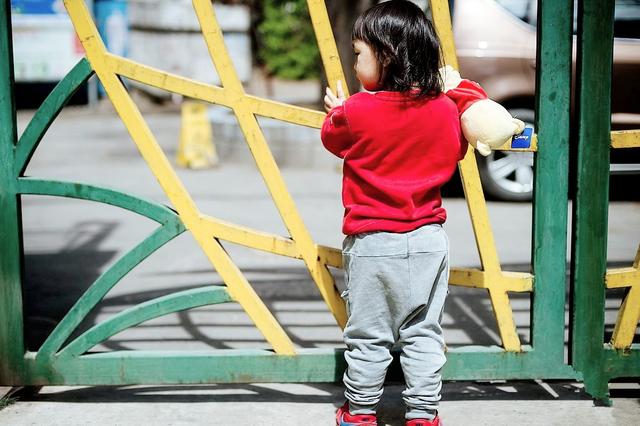 儿子上幼儿园第一天，平安锁就“失踪”，老师的话让家长羞愧难当