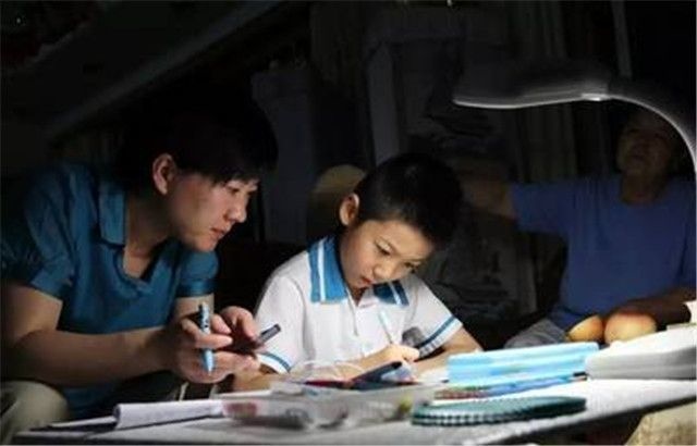 暑假孩子不想写作业只玩手机，试试“拆屋效应”，孩子听话不发愁