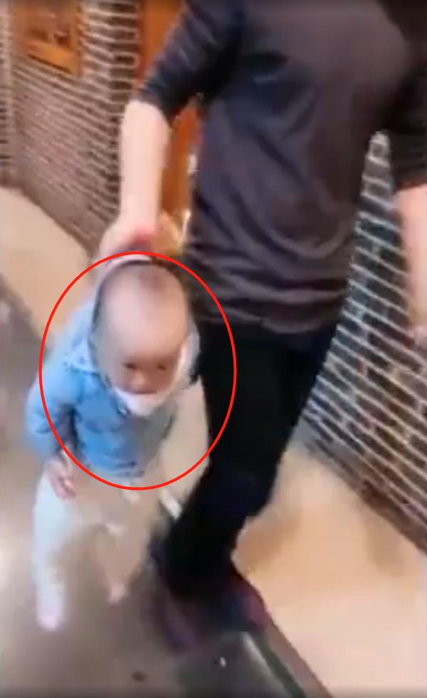 宝宝调皮总往外蹿，舅舅气地提溜着往回走，只是宝宝的反应好逗啊