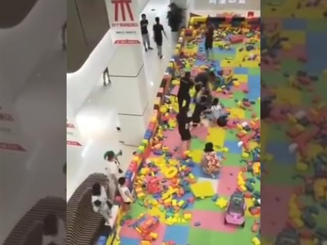 儿童乐园孩子争玩具，双方家长打起来了，孩子的战争最怕家长失控