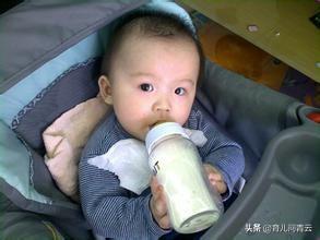 训练宝宝自己拿奶瓶？躺着喝奶的危害？