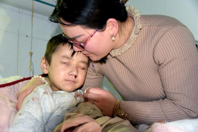 孩子流鼻血，妈妈第一时间急救，差点害了孩子，很多家长都这样做