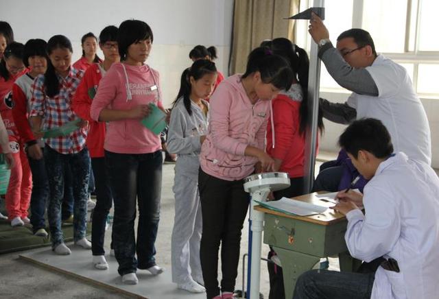 女孩子来月经，如果没早于这个年龄，家长不用担心影响身高
