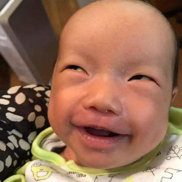 小宝宝在线“比丑”，笑到翻白眼还有谁，看完真是都不想生孩子了