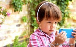 担心孩子沉迷网络，不给看电视玩手机？正确方法是这四个步骤引导