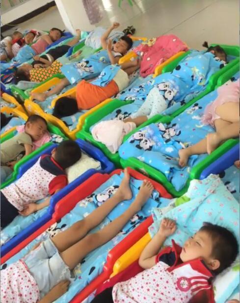 孩子衣服越好看越好？幼儿园老师：看看孩子们午睡的样子再决定