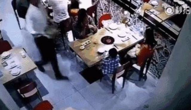 一家三口去吃饭，服务员的行为把孩子送进医院，孩子安全无小事