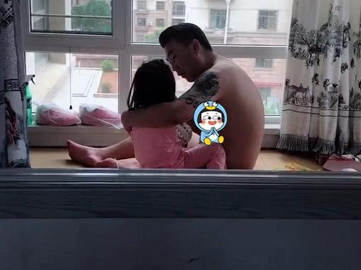 “宠娃狂魔奶爸”带小情人玩耍走红，网友：我家怕是有个假爸爸