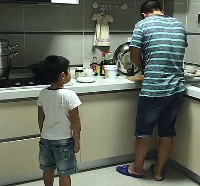 儿子放学回家直奔厨房质问爸爸“你是不是又骂妈妈了”