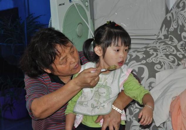 2岁孩子满嘴“小黑牙”，结果并不是因为糖，而是家长无知在坑娃