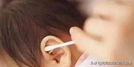 新生儿为什么喜欢抓耳朵？除了痒，这样原因父母一定要重视