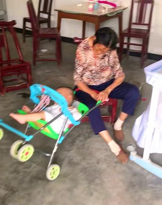 把孩子交给农村婆婆带，回家后看到这一幕，宝妈心都碎了