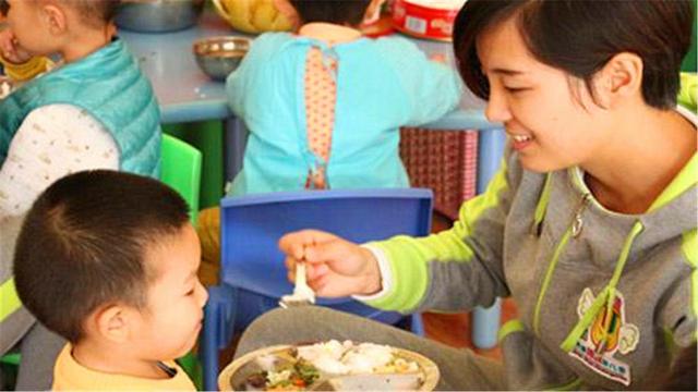 幼儿园老师群发孩子午餐照，随后秒撤回，眼尖家长：最好给个解释