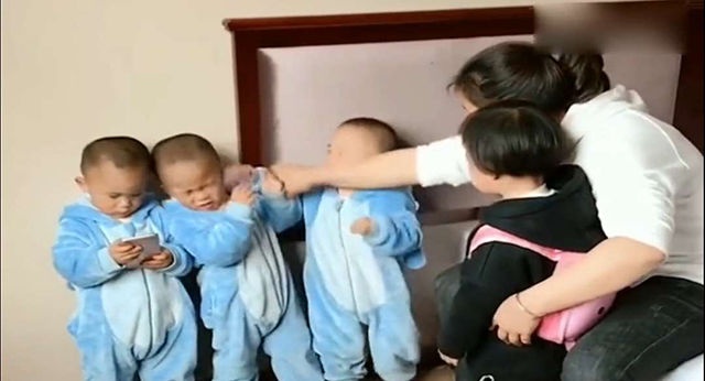 三胞胎把小姨打哭，妈妈问谁打的，宝宝表现让妈妈哭笑不得