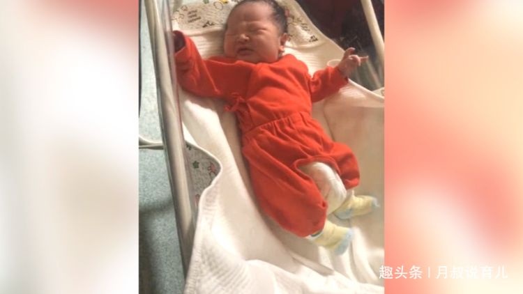 刚出生宝宝特别健康，看着萌娃扭动身体的样子，就觉得好可爱