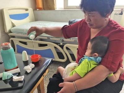 姥姥抚养脑瘫外孙 患儿母亲：我会把全部的爱给他