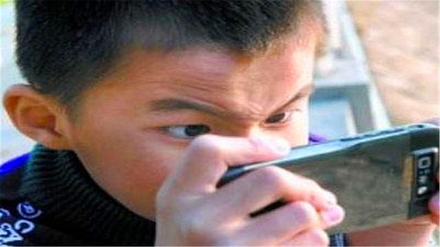 4岁孩子沉迷玩手机，爸爸怒扇一巴掌，结果差点毁了一个家庭