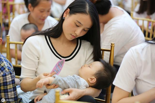 “背不了孩子，就背奶吧”。背奶妈妈的“狼狈”，让人心疼