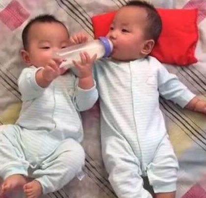 妈妈在厨房做事，双胞胎儿子放床上，进屋时瞬间眼睛眯成一条线