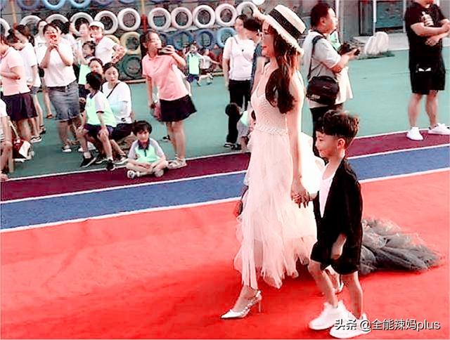 幼儿园毕业现场，妈妈盛装走红毯爆红，网友：拼娘的时代到了