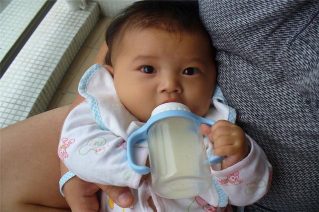 六个月是断母乳的最好时机？宝妈别误解，断奶太早宝宝会长不大