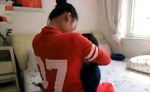 儿子8岁还吃“母乳”，每天至少3次，母亲感叹：8年没上班了
