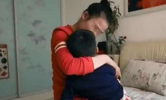 儿子8岁还吃“母乳”，每天至少3次，母亲感叹：8年没上班了