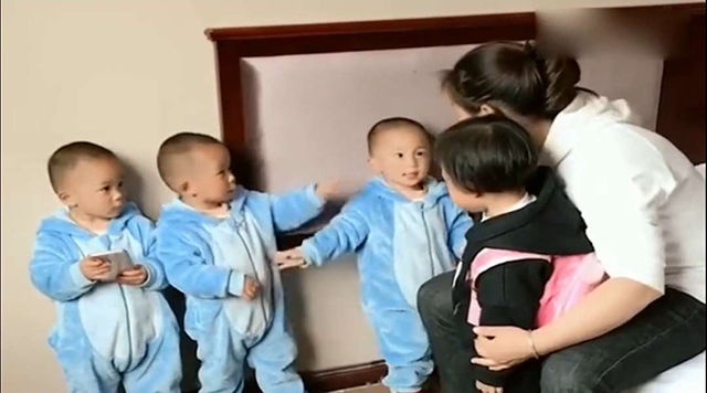 三胞胎把小姨打哭，妈妈问谁打的，宝宝表现让妈妈哭笑不得