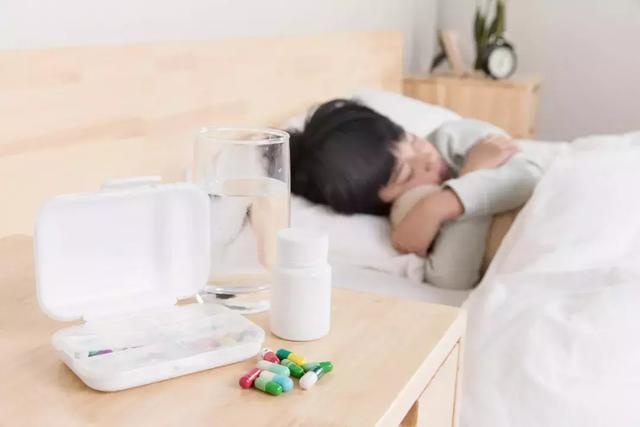高烧不退，嗓子、嘴唇、牙床都有小泡！幼儿园一个班接连中招