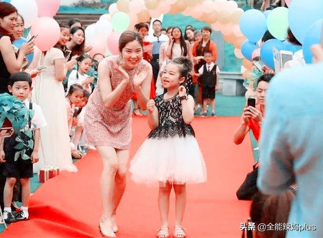 幼儿园毕业现场，妈妈盛装走红毯爆红，网友：拼娘的时代到了