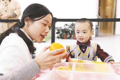 别让“心情式育儿”毁了孩子！心理学家指出，良好家庭关系的构建先要从情绪管理做起