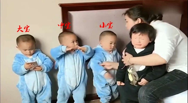 三胞胎把小姨打哭，妈妈问谁打的，宝宝表现让妈妈哭笑不得