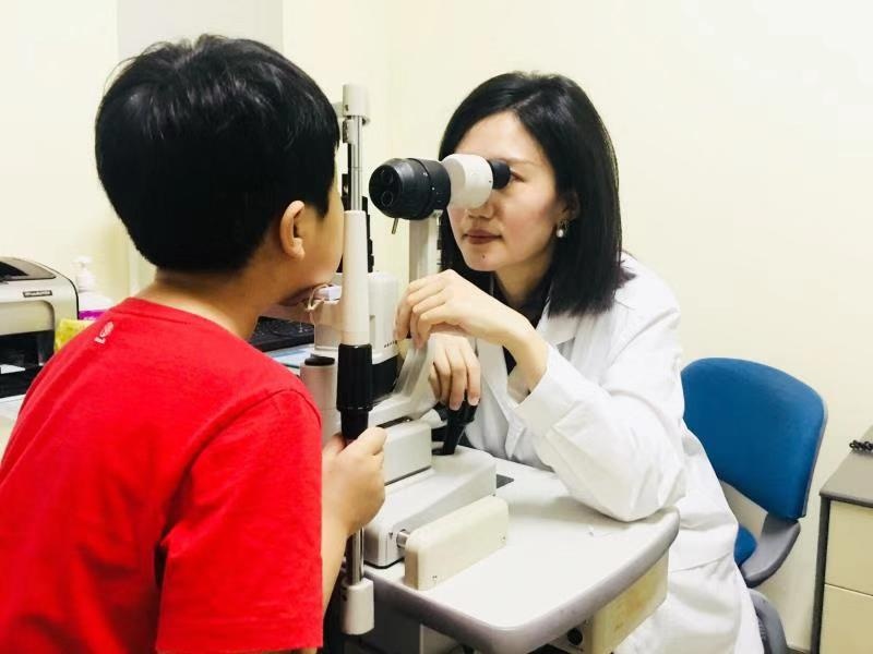 近视度数超过500度就会遗传给孩子，是真的吗？