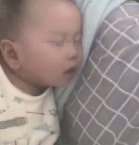 宝妈半夜睡醒上厕所, 却发现宝宝不见了, 大怒一脚踹向宝爸
