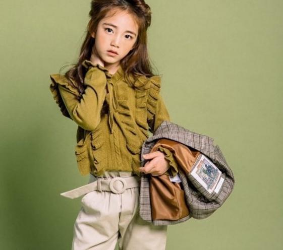 妈妈天天给六岁女儿化妆，两年后女儿停止生长，妈妈：都是我的错