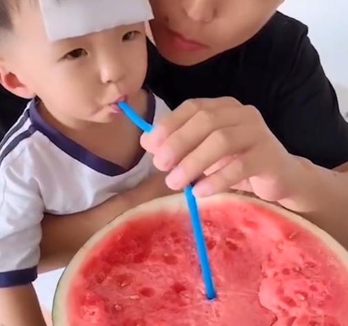 为了哄熊孩子吃药，家长们也是操碎了心！智商都会被“逼”高了