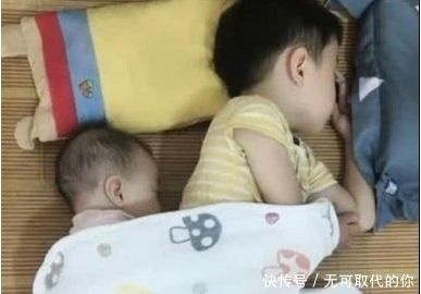 哥哥和妹妹在睡觉，妈妈掀开被子，画面好暖心，二胎生对了！
