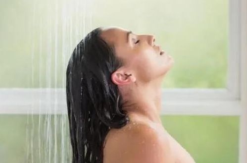 女性洗澡时，为何喜欢站着撒尿？原因说出来多数人会害羞