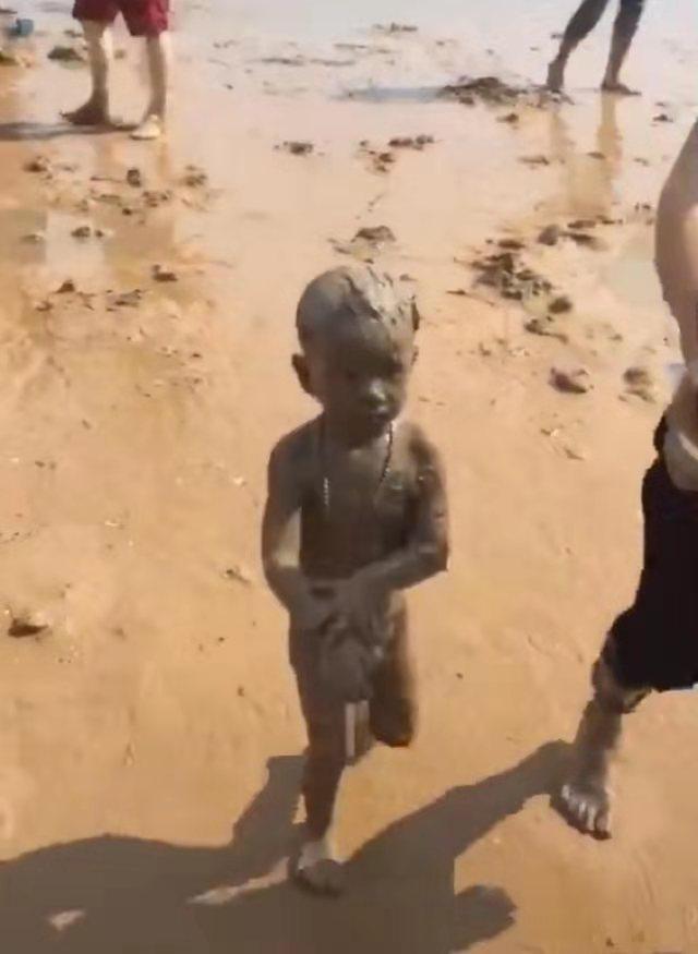 我妈三天没打我了！熊孩子在泥坑里打滚，回家后亲妈都不想要了