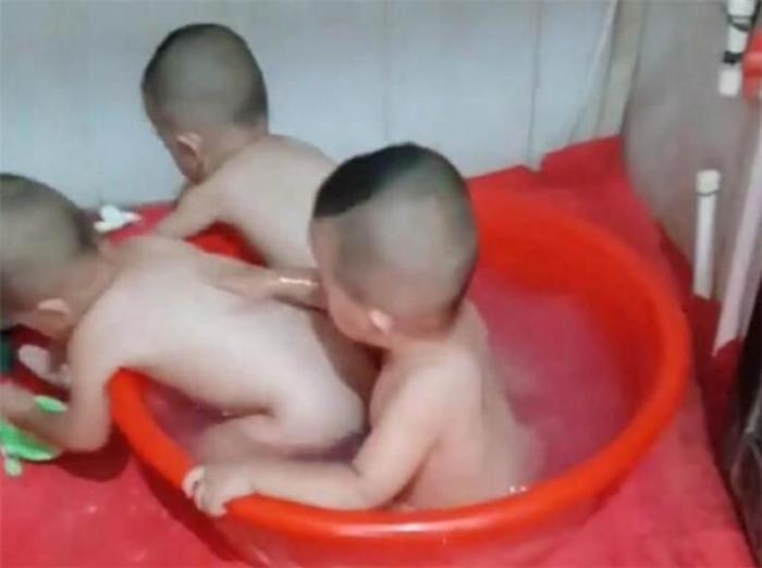 宝妈给三胞胎宝宝洗澡, 中途出去拿浴巾, 回来看到场面泪流满面